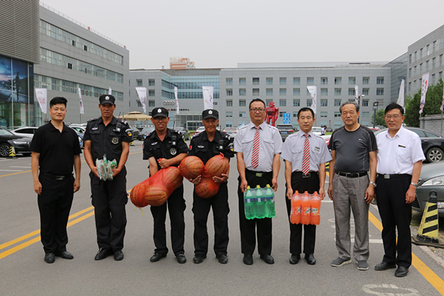 北京金卫伟业保安公司暑期慰问保安员